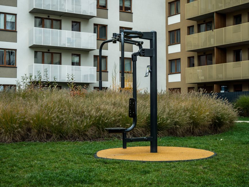 A discreet feeding station managed at an apartment complex