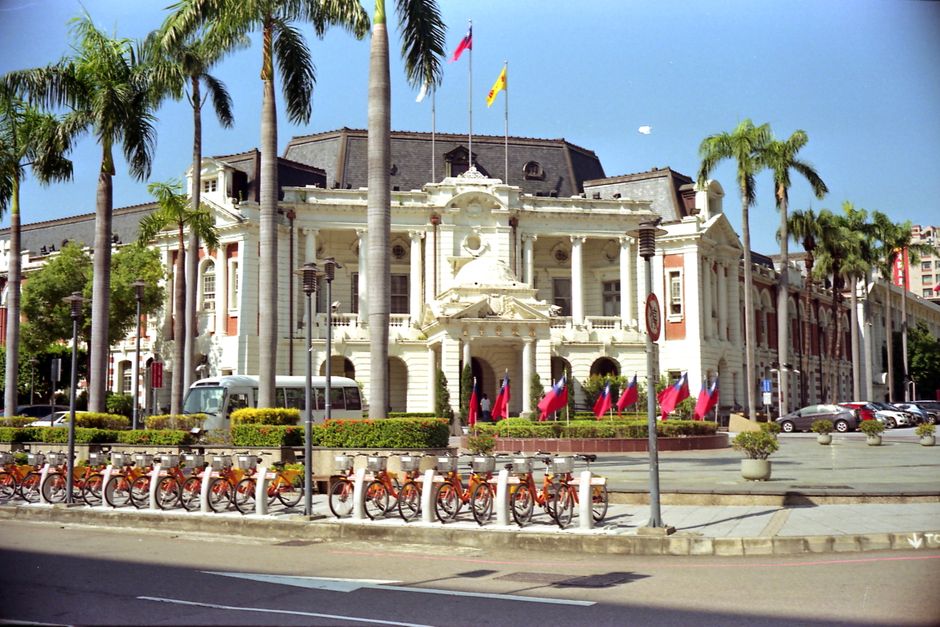 A city hall building where local TNR ordinances are decided