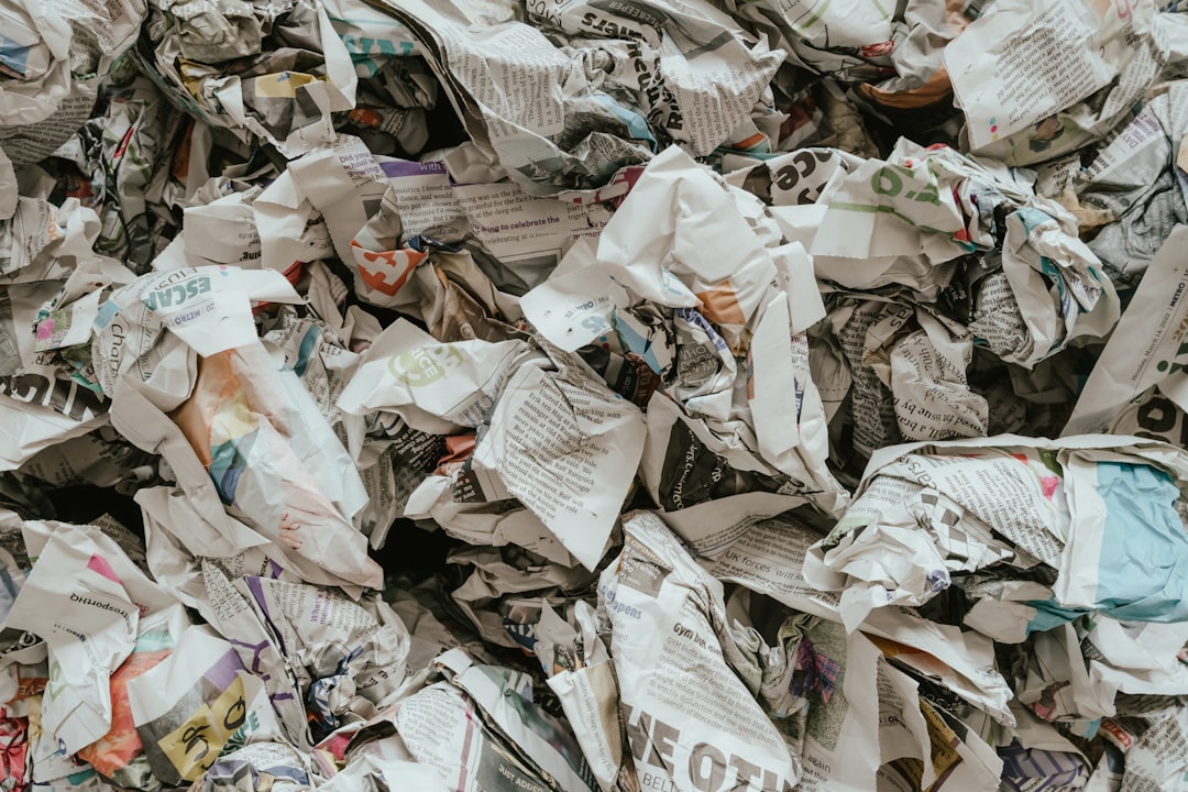 Paper litter avoids sticking to a healing incision